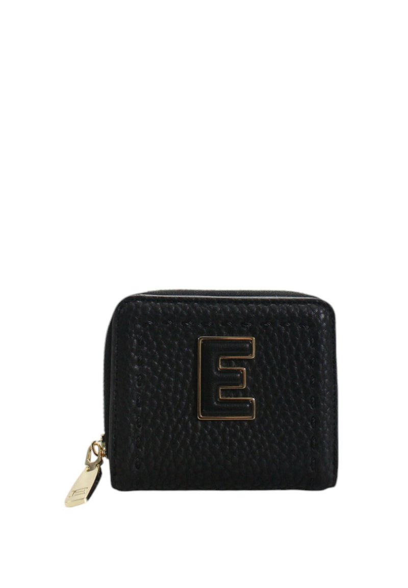 Portafoglio in pelle nera con finitura texturizzata, dotato di logo "E" in metallo dorato, chiusura con zip e cuciture decorative lungo i bordi.