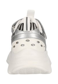 Sneaker blanche accentuée de argent, avec une tige texturée ornée de rayures noires et blanches, une semelle rembourrée et des taches décoratives argentées.