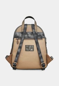 Zaino marrone texturizzato con accenti in pelle grigia, chiusura con zip, maniglia superiore e spallacci regolabili. Presenta una patch di cartone animato sul davanti.