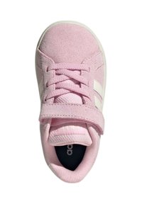 Roze gamošne tenisice s bijelim prugama, okruglim vrhom, ravnim bijelim potplatima i vezanjem. Imaju čičak traku za sigurnije prianjanje.