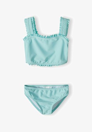 Két részes fürdőruha szett világoskék színben. A felsőrész fodros vállpántokkal és rövidített kialakítással rendelkezik. Az alsórész egy egyszerű bikini stílusú.