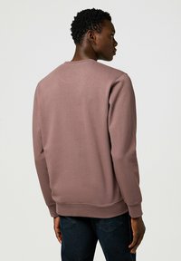 Wrangler LONG SLEEVE AMERICANA CREW FOR REGULAR FIT - Sweater - peppercorn