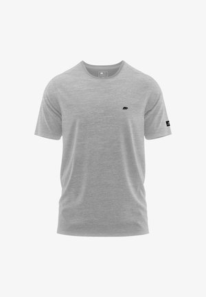 Camiseta gris de cuello redondo hecha de una tela suave, con un pequeño logo de un oso negro en el pecho y un detalle negro en la manga.
