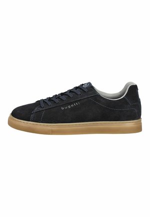 Mørkeblå ruskindslav sneaker med tan gummisål, mørke snørebånd og "bugatti" branding på siden og tungen.