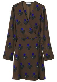 Vestido envolvente marrón con mangas largas, presenta vibrantes patrones florales azules y hojas negras. Está hecho de una tela suave con detalle de cintura ajustable.