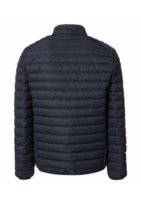 Donker marineblauwe gewatteerde jas met lange mouwen, staande kraag en horizontale stiksels, weergegeven vanuit de achterkant op een witte achtergrond.