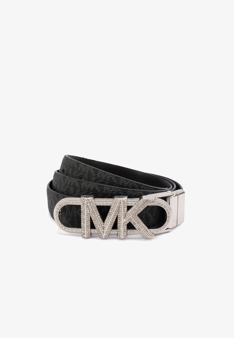 Cintura in pelle nera texture con fibbia ovale in tonalità argento, decorata con le lettere "MK" impreziosite da piccole stelle di rhinestone trasparenti.