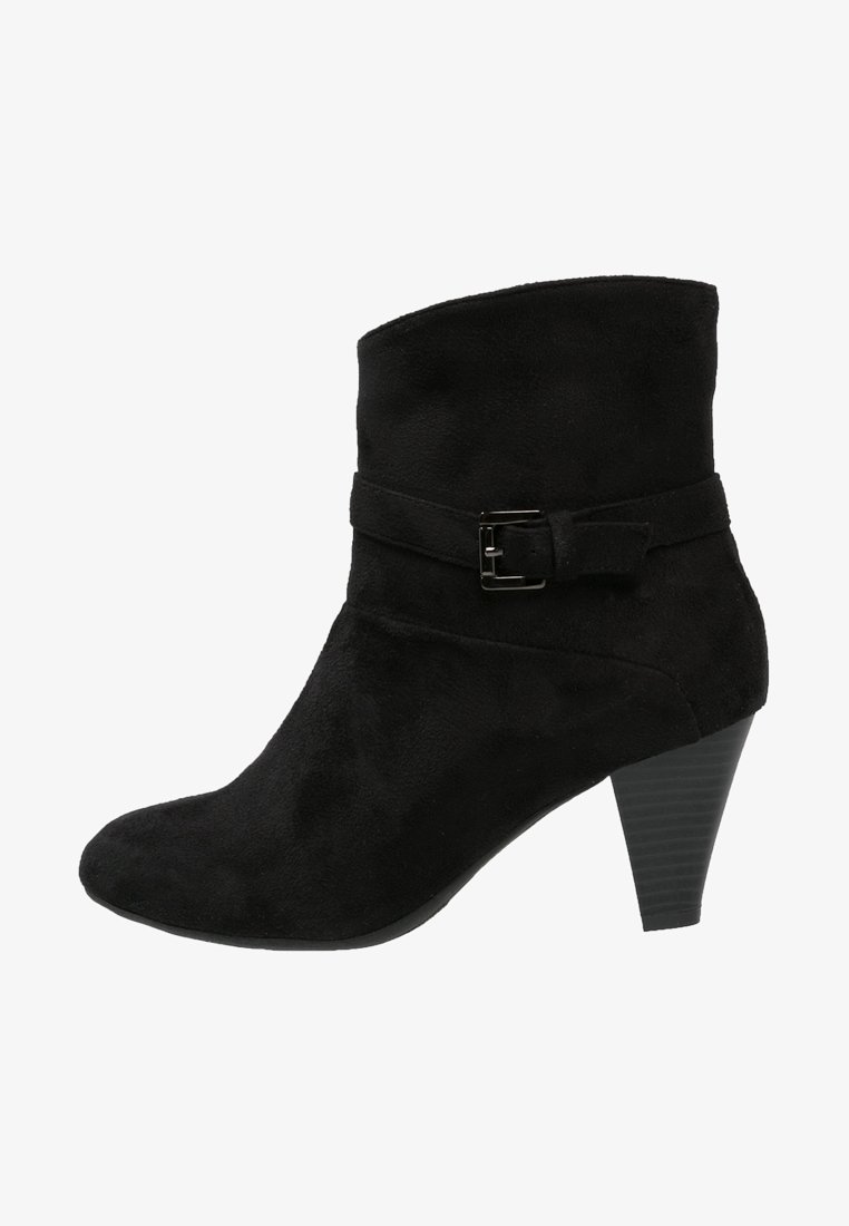Černá semišová kotníková bota se šikmým vrchem, bočním detailním přezkou a zúženým podpatkem. Hladký povrch bez viditelných vzorů a log.