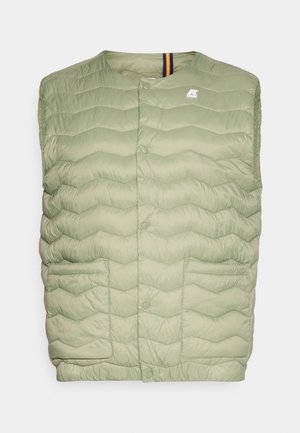 Chaleco sin mangas acolchado de color verde claro con cierre de botones a presión, dos bolsillos delanteros y un pequeño logo en el pecho.