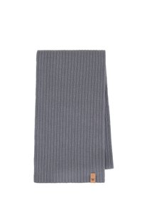 Écharpe grise côtelée avec une texture douce, de forme rectangulaire, et une petite étiquette en cuir avec un accent "W" dans un coin.