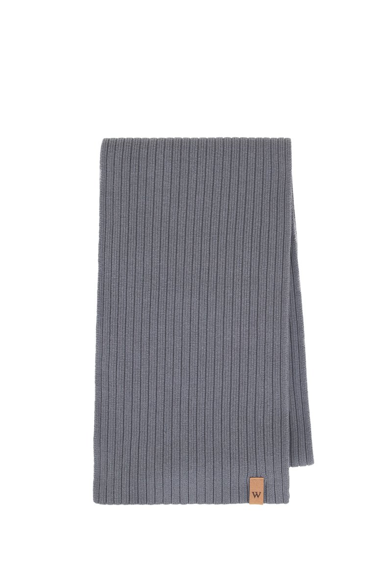 Écharpe grise côtelée avec une texture douce, de forme rectangulaire, et une petite étiquette en cuir avec un accent "W" dans un coin.