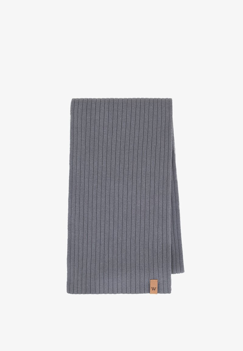 Écharpe grise côtelée avec une texture douce, de forme rectangulaire, et une petite étiquette en cuir avec un accent "W" dans un coin.