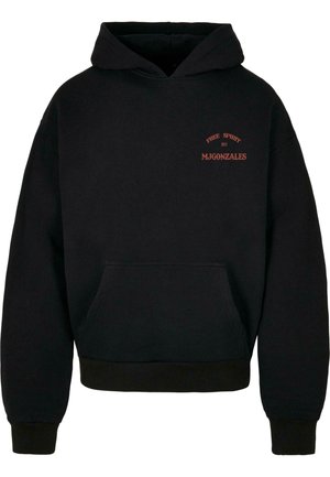 Sudadera negra con un bolsillo tipo canguro. Presenta un diseño gráfico de texto en naranja en el pecho y puños y dobladillo acanalados. Tejido suave.