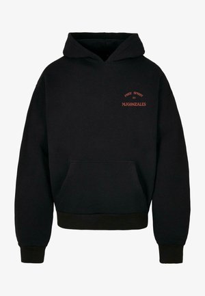 Czarna bluza z kapturem z kieszenią typu kangur. Posiada graficzny nadruk w kolorze pomarańczowym na klatce piersiowej oraz ściągacze przy mankietach i u dołu. Wykonana z miękkiego materiału.