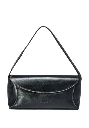 Sac à bandoulière rectangulaire en cuir noir avec rabat incurvé et fine sangle, embossé de petites lettres "VSP" au centre avant.