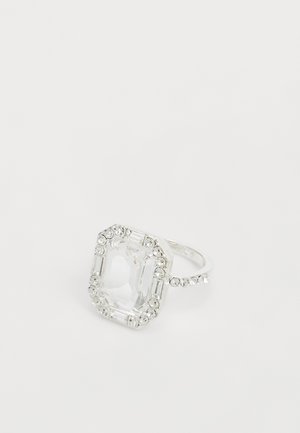 Anello d'argento con una grande pietra ottagonale trasparente circondata da gemme più piccole, rotonde e rettangolari, che conferiscono un aspetto scintillante.