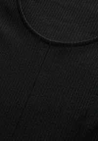 Schwarzer gerippter Stoff mit rundem Halsausschnitt und Nahtdetail. Die Textur ist gleichmäßig mit vertikalen Rillen über das gesamte Material verteilt.