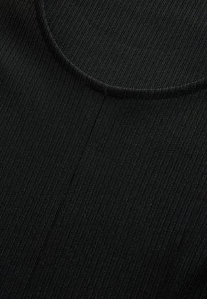 Țesătură neagră cu model nervurat, cu decolteu rotund și o detaliere cu cusătură. Textura are nervuri verticale distribuite uniform pe întreaga suprafață a materialului.