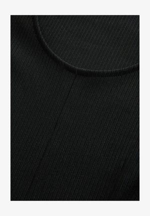 Țesătură neagră cu model nervurat, cu decolteu rotund și o detaliere cu cusătură. Textura are nervuri verticale distribuite uniform pe întreaga suprafață a materialului.