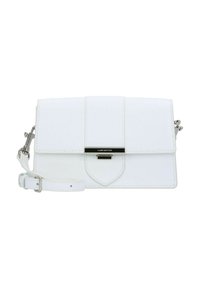 Borsa a tracolla bianca in materiale sintetico con chiusura a pattina, design elegante, hardware in argento e tracolla regolabile. Presenta una texture liscia.