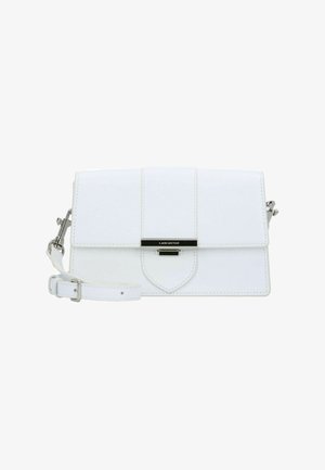 Borsa a tracolla bianca in materiale sintetico con chiusura a pattina, design elegante, hardware in argento e tracolla regolabile. Presenta una texture liscia.