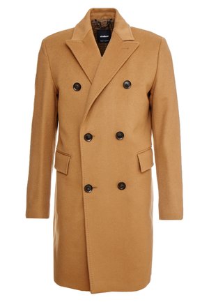 Manteau homme en laine de chameau croisé avec larges revers, six boutons noirs et deux poches à rabat sur les côtés avant.