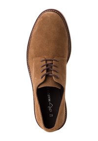 Zapato de ante marrón con punta redonda y cordones. Presenta un borde cosido y una superficie texturizada. La etiqueta interior indica la talla 42.
