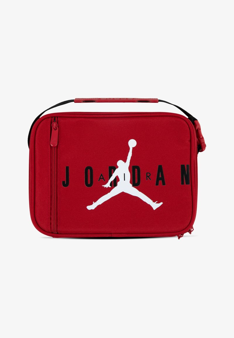 Geantă de prânz dreptunghiulară roșie cu mâner negru, buzunar cu fermoar și logo alb Jumpman de baschet cu textul „JORDAN” pe față.