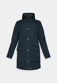 Marineblauwe parka jas met een capuchon, voorzien van drukknoopsluitingen, twee voorzakken en een iets langere achterzoom.