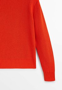Pull en tricot rouge avec un motif texturé, des poignets et un ourlet côtelés, des manches longues et une coupe décontractée.
