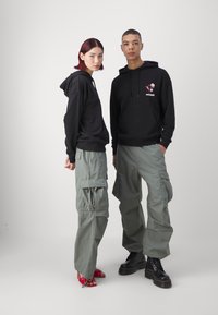 Jack & Jones JPSTPARACHUTE JJZAYN UNISEX - Calças cargo - agave green