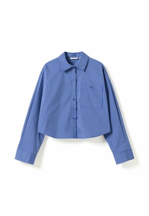 Blauw-wit geruit cropped overhemd met knopen, lange mouwen, kraag en borstzak, plat gelegd op een witte achtergrond.