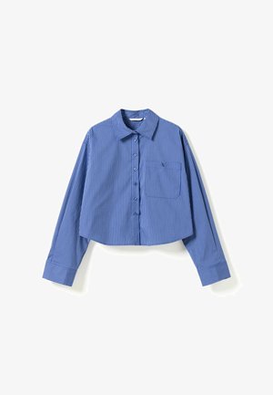 Chemise courte à manches longues à carreaux bleu et blanc, boutonnée sur le devant avec col et poche poitrine, posée à plat sur fond blanc.