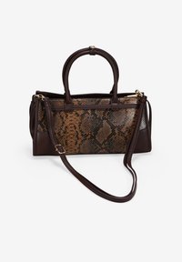 Bolso de mano de cuero marrón con patrón de impresión de pitón en la parte delantera. Presenta dos asas y una correa de hombro desmontable. Cierre con cremallera.
