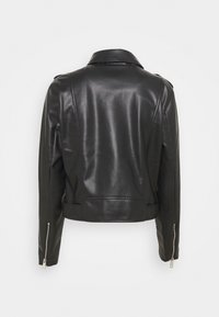 Giubbotto in pelle nera con una texture liscia, dotato di colletto classico, polsini con zipper e spalle strutturate. La vista posteriore mostra una silhouette sagomata.