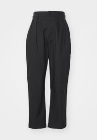 Pantalons noirs à taille haute, avec un devant plissé et une fermeture à un bouton. Fabriqués en tissu lisse, ils présentent des jambes droites et des poches latérales.