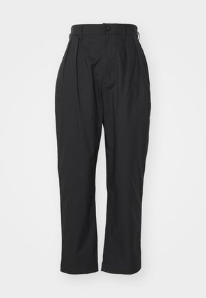 Czarne spodnie z wysokim stanem, plisowanym przodem i pojedynczym zapięciem na guzik. Wykonane z gładkiego materiału, z prostymi nogawkami i kieszeniami bocznymi.