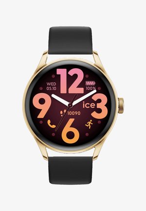 Orologio smartwatch rotondo con cinturino in silicone nero; cassa in metallo oro. Display digitale colorato che mostra grandi numeri e icone su uno sfondo scuro.