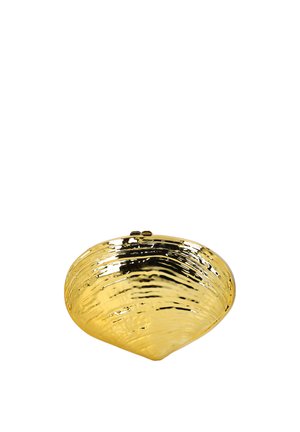 Bol decorativ auriu strălucitor, texturat, în formă de scoică, cu o suprafață reflectivă pe fundal alb.