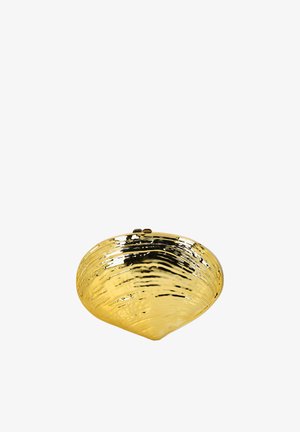 Glinsterende gouden decoratieve schaal in de vorm van een schelp met een reflecterend oppervlak op een witte achtergrond.