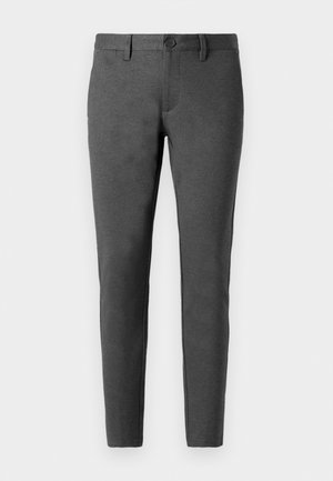 Pantalons gris en tissu lisse, dotés d'une coupe slim, d'une fermeture à bouton et de poches avant. Design simple sans motifs ou accents visibles.