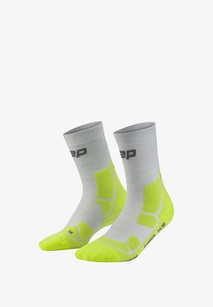 Paar grauer und neongelbfarbener Sportsocken mit gepolsterten Bereichen und Markenlogo an Knöcheln und Sohlen.