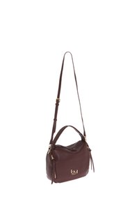 Borsa a spalla in pelle bordeaux con chiusura a zip, opzioni di trasporto multiple, dettagli in metallo dorato e una finitura testurizzata.