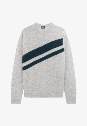 Maglione knit grigio chiaro con collo a giro e due strisce diagonali scure sul petto e sulle maniche.