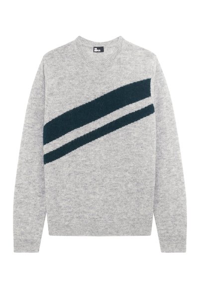 Hellgrauer Strickpullover mit Rundhalsausschnitt und zwei dunklen diagonalen Streifen über die Brust und Ärmel.