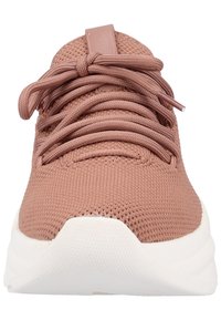 Zapatilla deportiva de color rosa con parte superior de punto transpirable, acabado texturizado, cordones planos y suela blanca acolchada. Sin marcas visibles.