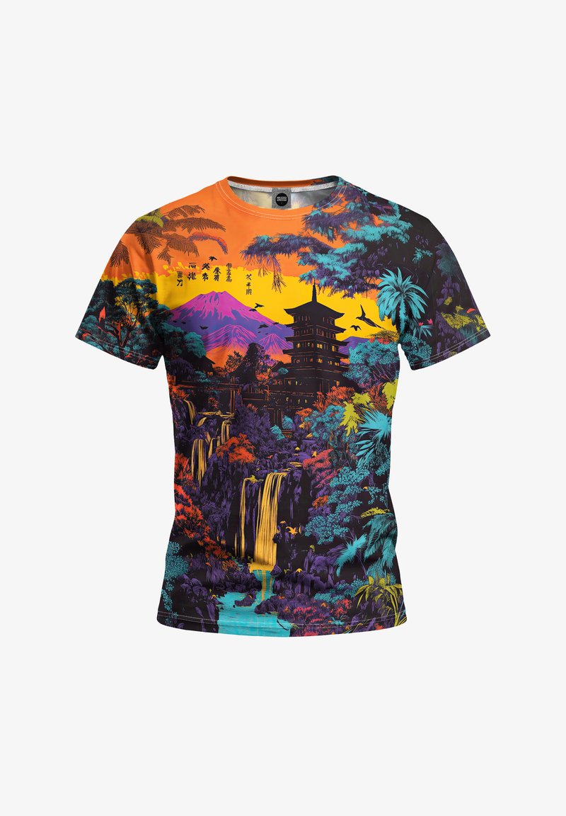 Camiseta de manga corta con un estampado vibrante de paisaje que incluye montañas, una pagoda y cascadas en colores naranja, púrpura y color teal.