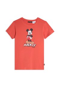 Camiseta de algodón de color coral, de manga corta, con un gráfico de Mickey Mouse y letras en negrita. Ligera, de corte informal.