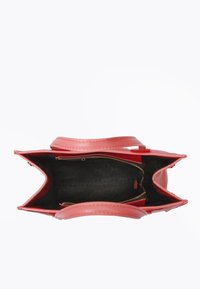 Rode leren totebag met een gladde textuur, voorzien van dubbele handgrepen, een ruime binnenkant en zwarte, gestreepte voering met ritscompartimenten.