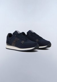 Scarpe atletiche blu navy con tessuto scamosciato e rete, dotate di una soletta bianca, suola in gomma nera e un logo sul lato.